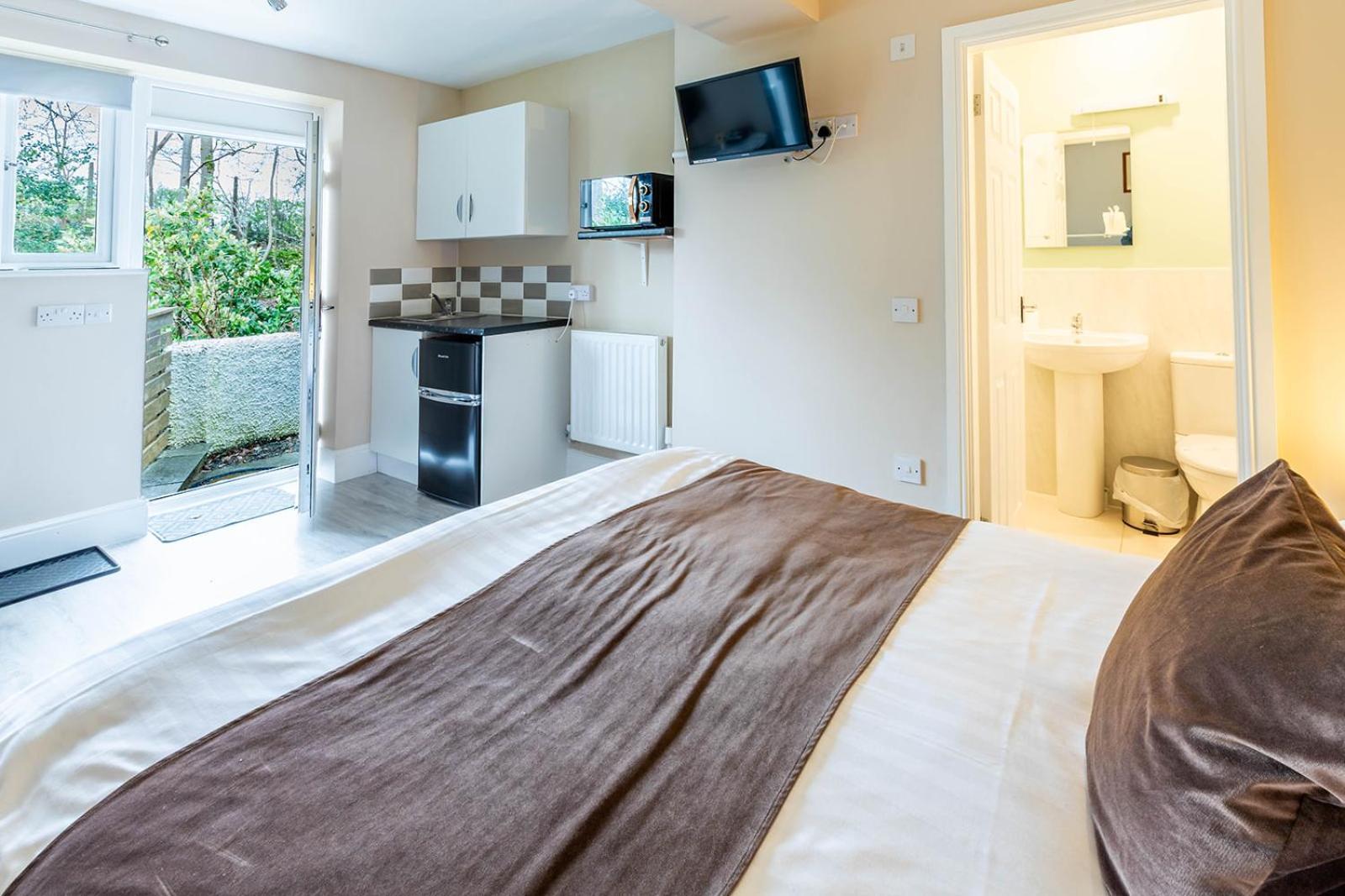 Roger Ground Guest House - With Onsite Car Parking Windermere Eksteriør bilde