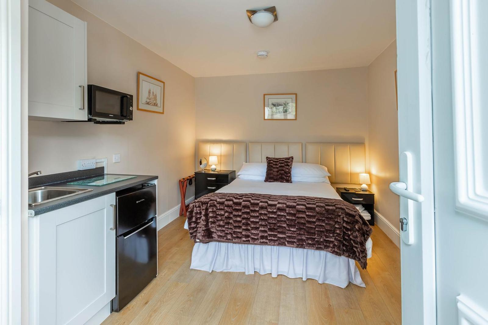 Roger Ground Guest House - With Onsite Car Parking Windermere Eksteriør bilde