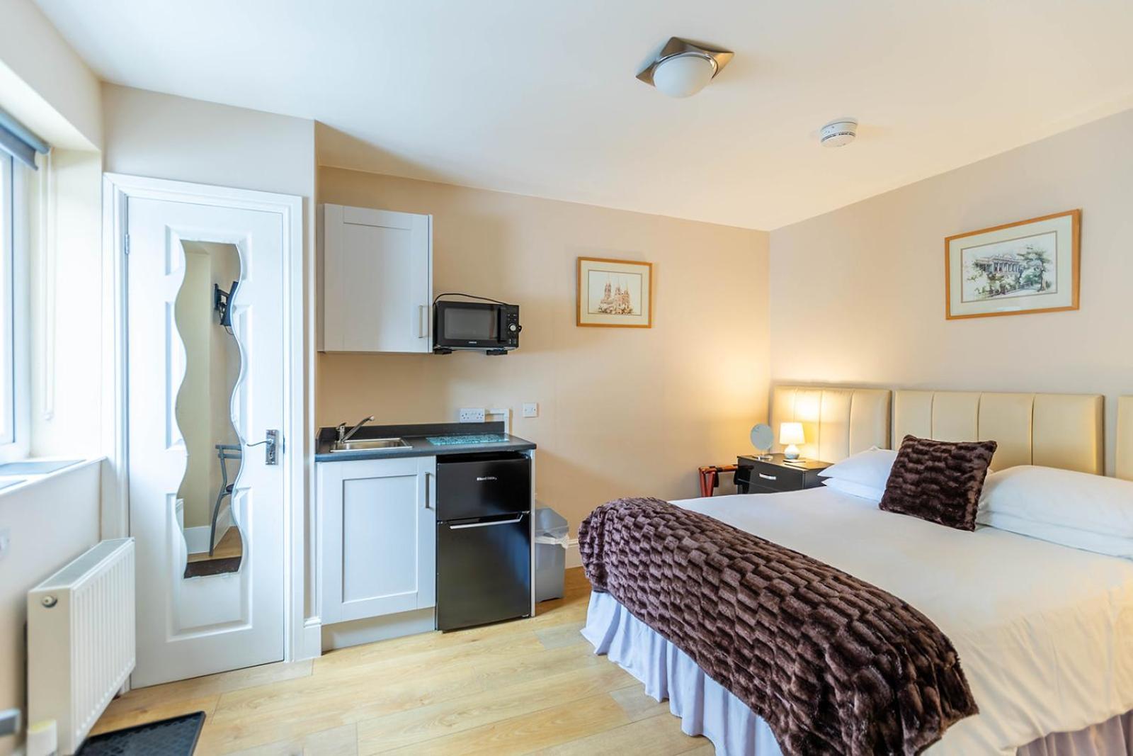 Roger Ground Guest House - With Onsite Car Parking Windermere Eksteriør bilde