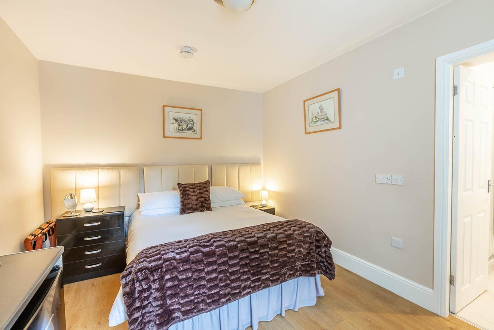 Roger Ground Guest House - With Onsite Car Parking Windermere Eksteriør bilde