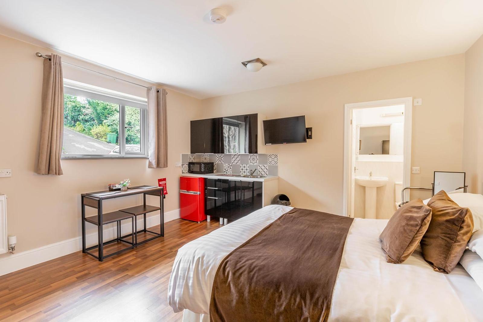 Roger Ground Guest House - With Onsite Car Parking Windermere Eksteriør bilde
