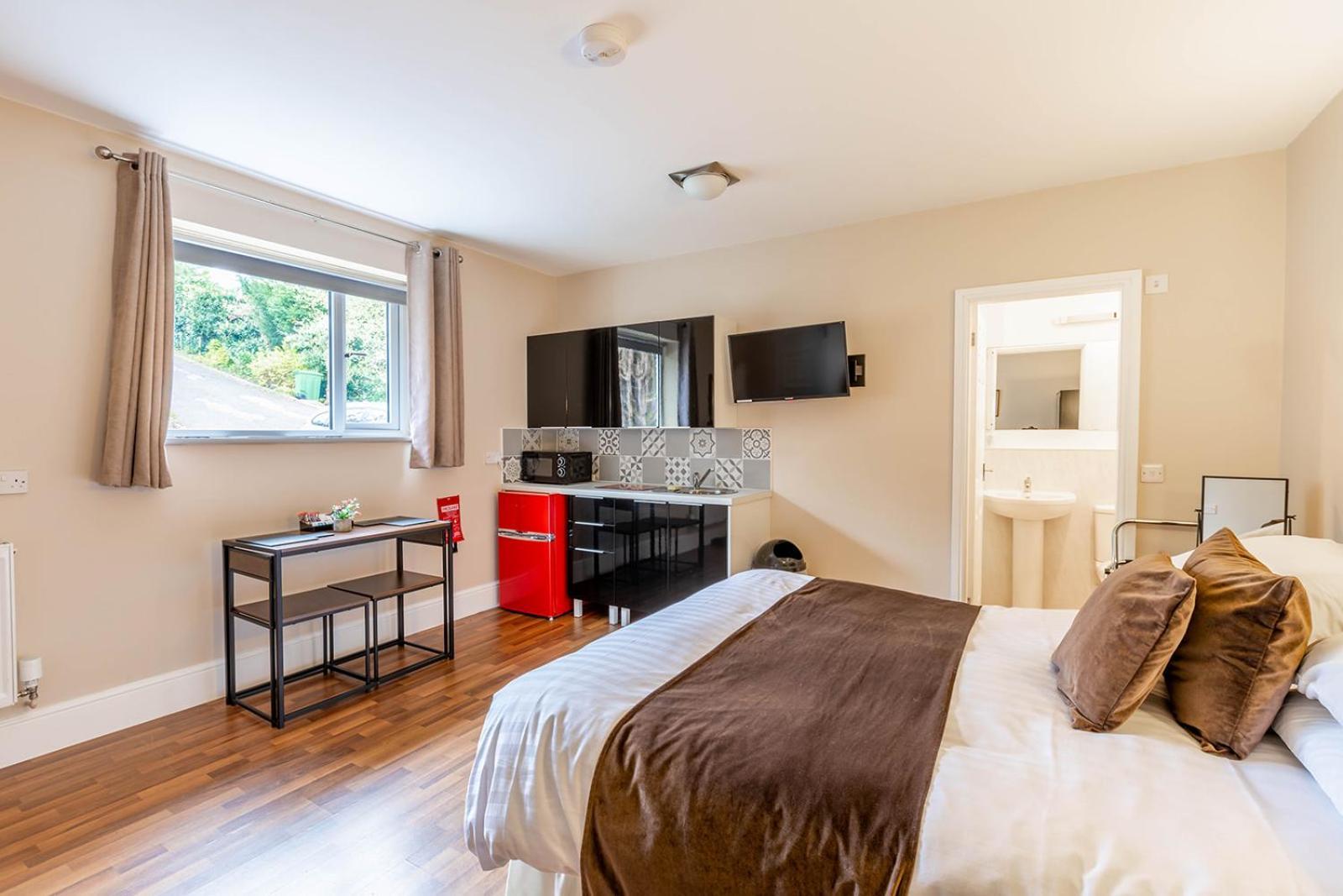 Roger Ground Guest House - With Onsite Car Parking Windermere Eksteriør bilde